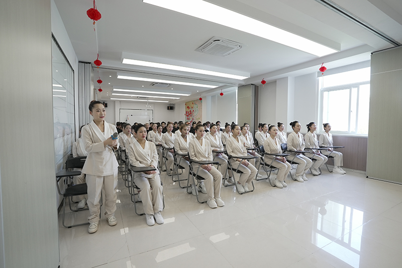 女孩學(xué)美容：開(kāi)啟美麗事業(yè)的新篇章